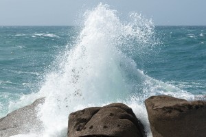 vague sur des rochers