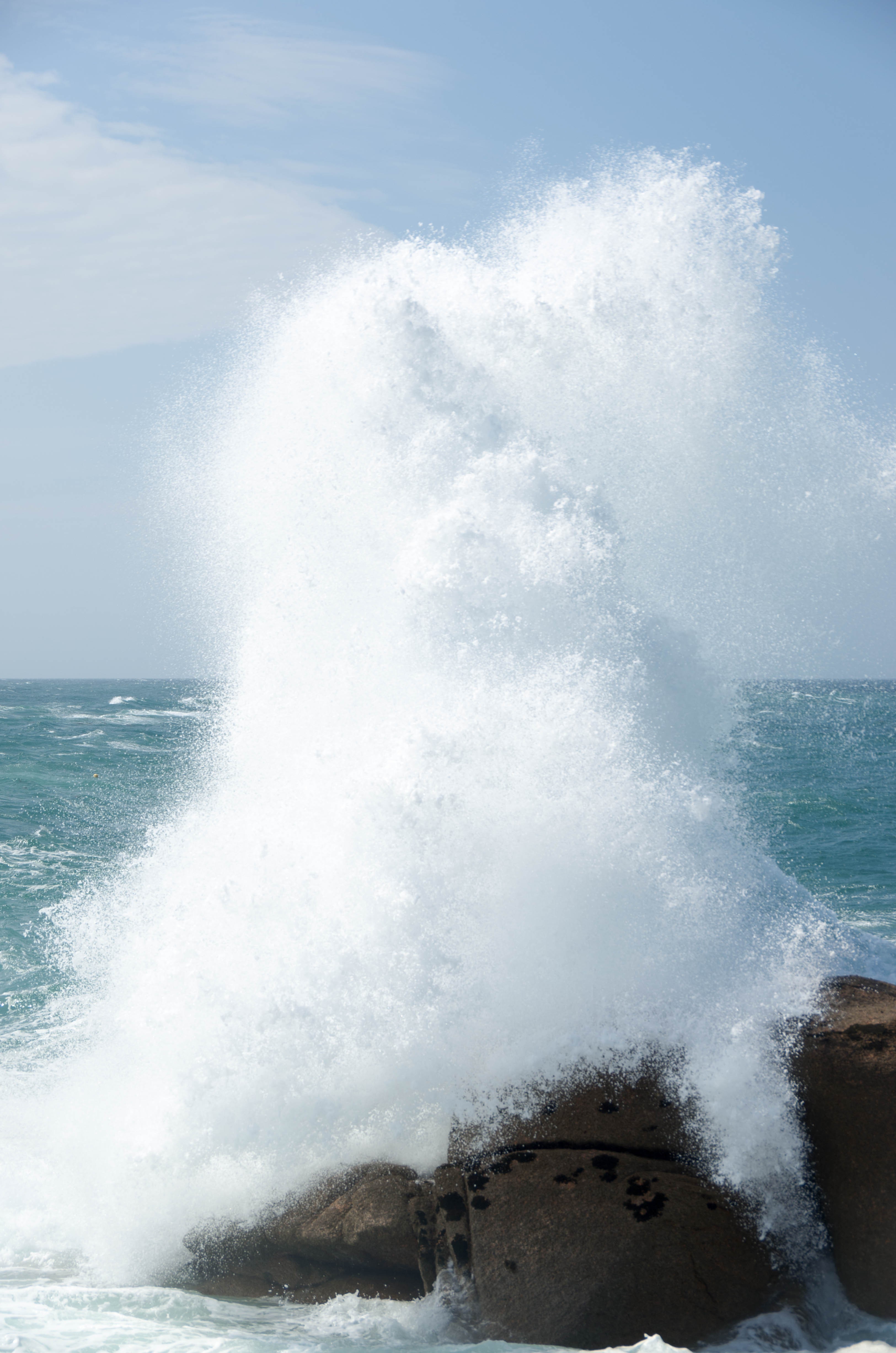 vague sur des rochers