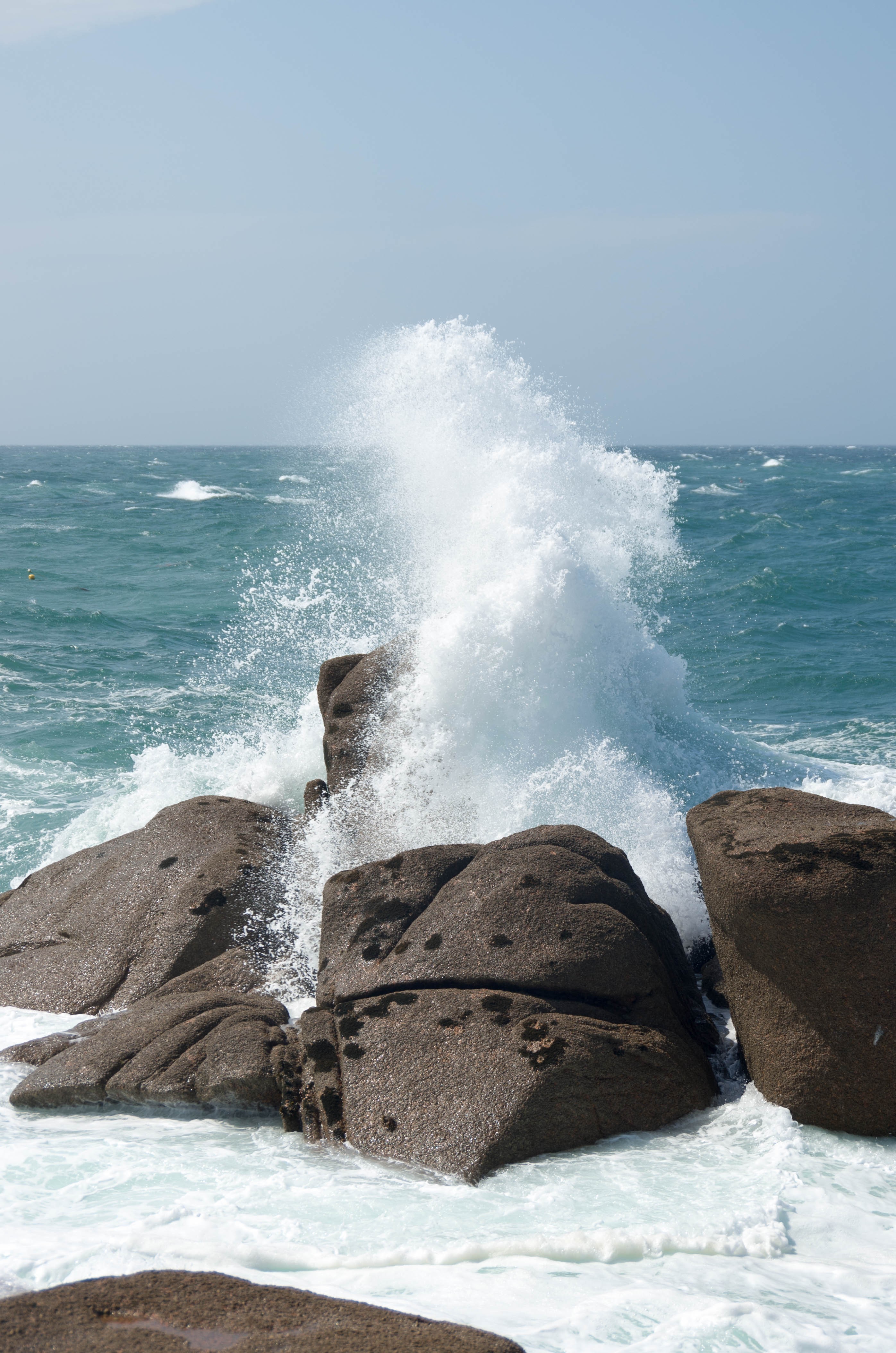 vague sur des rochers