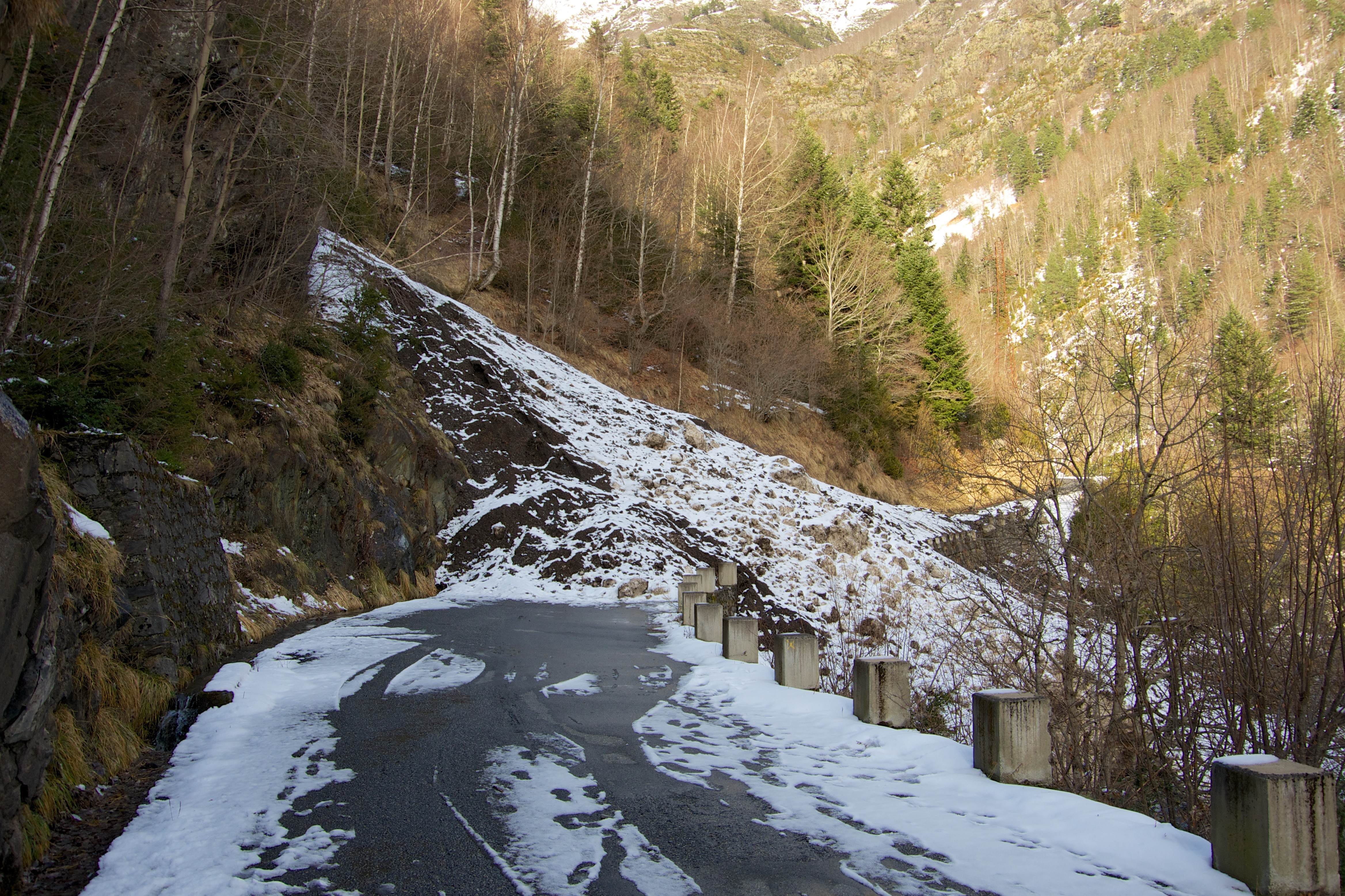 Avalanche sur la route du Néouvielle