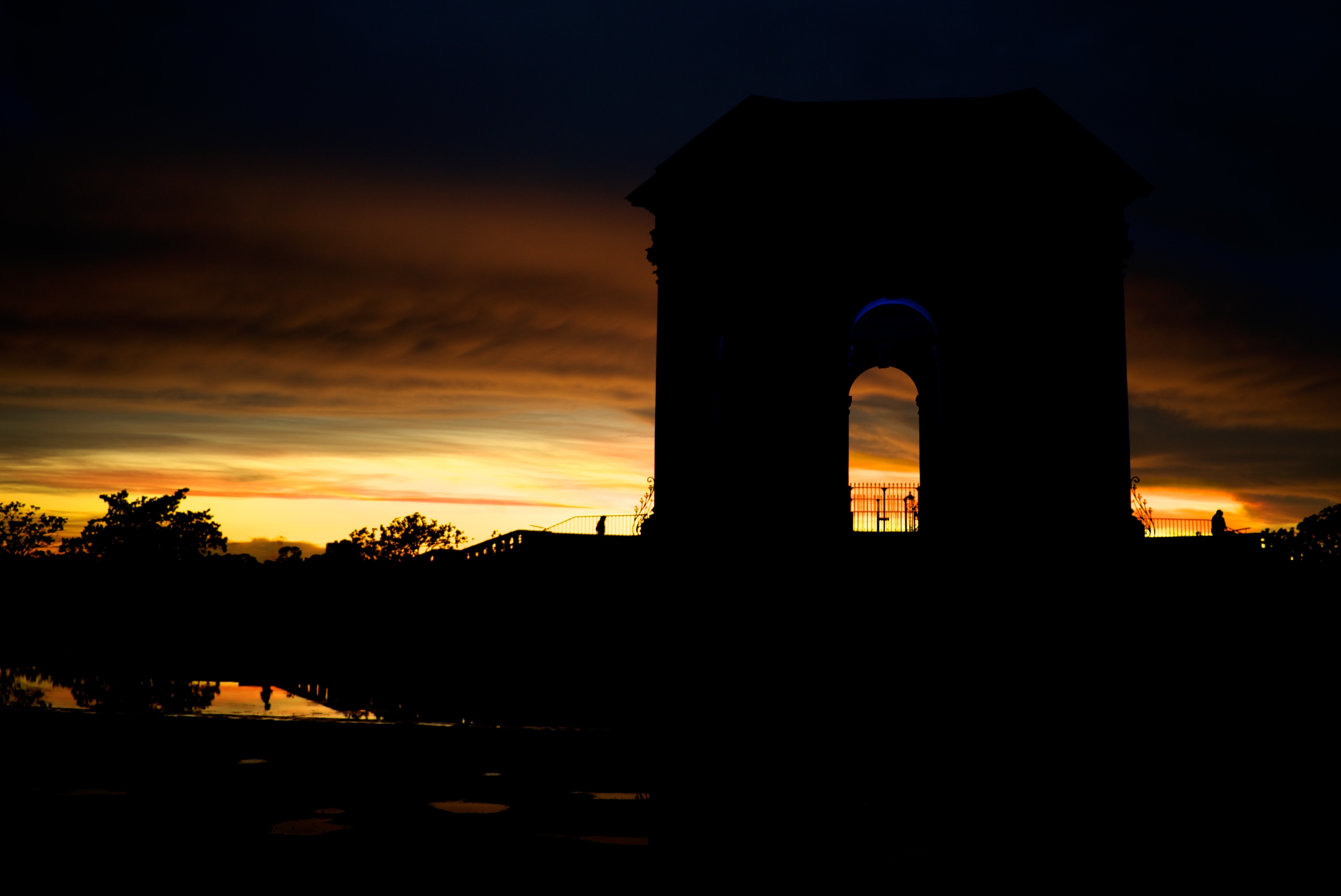 Couché de soleil sur le kiosque du Peyrou