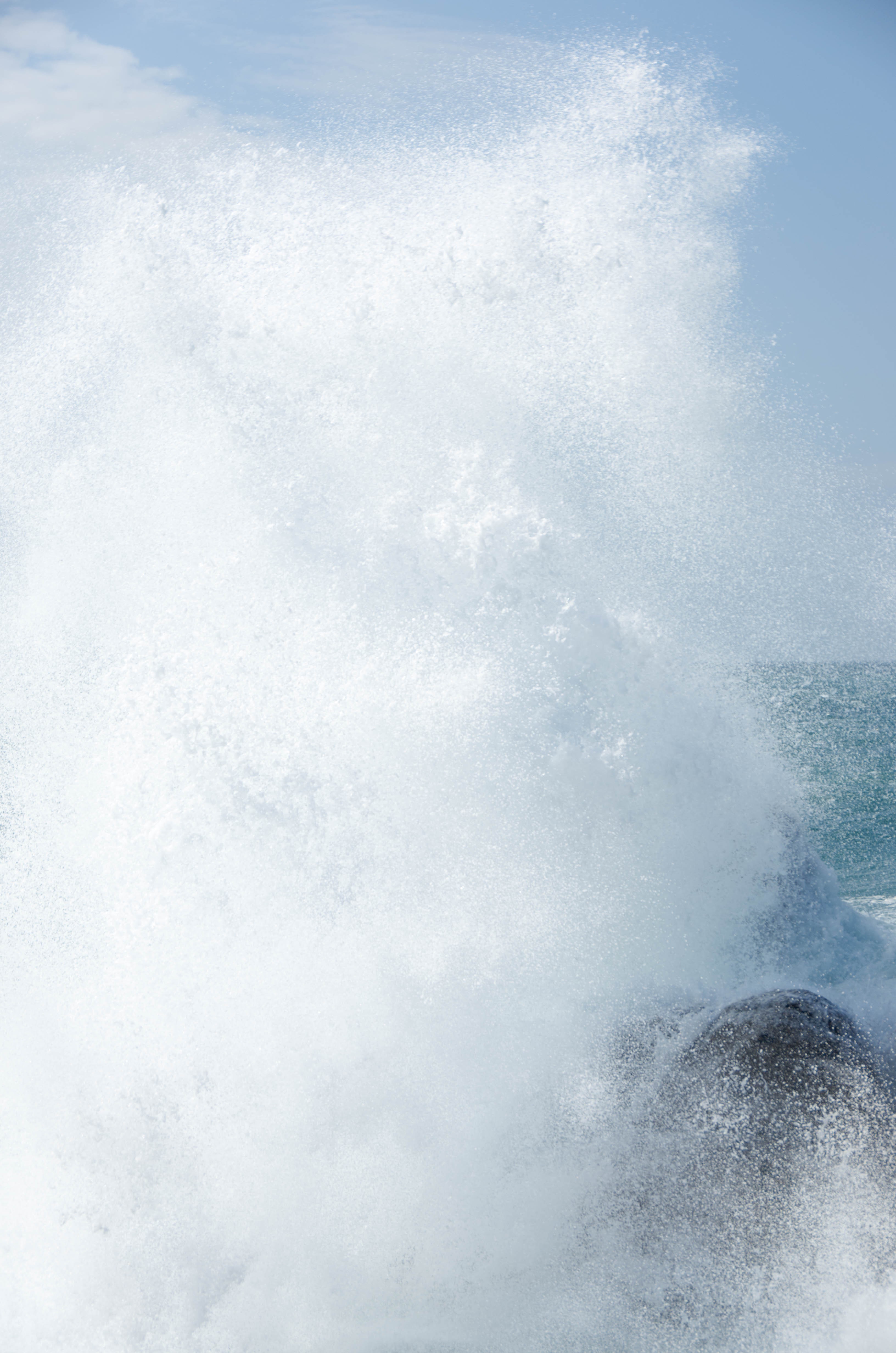 vague sur des rochers