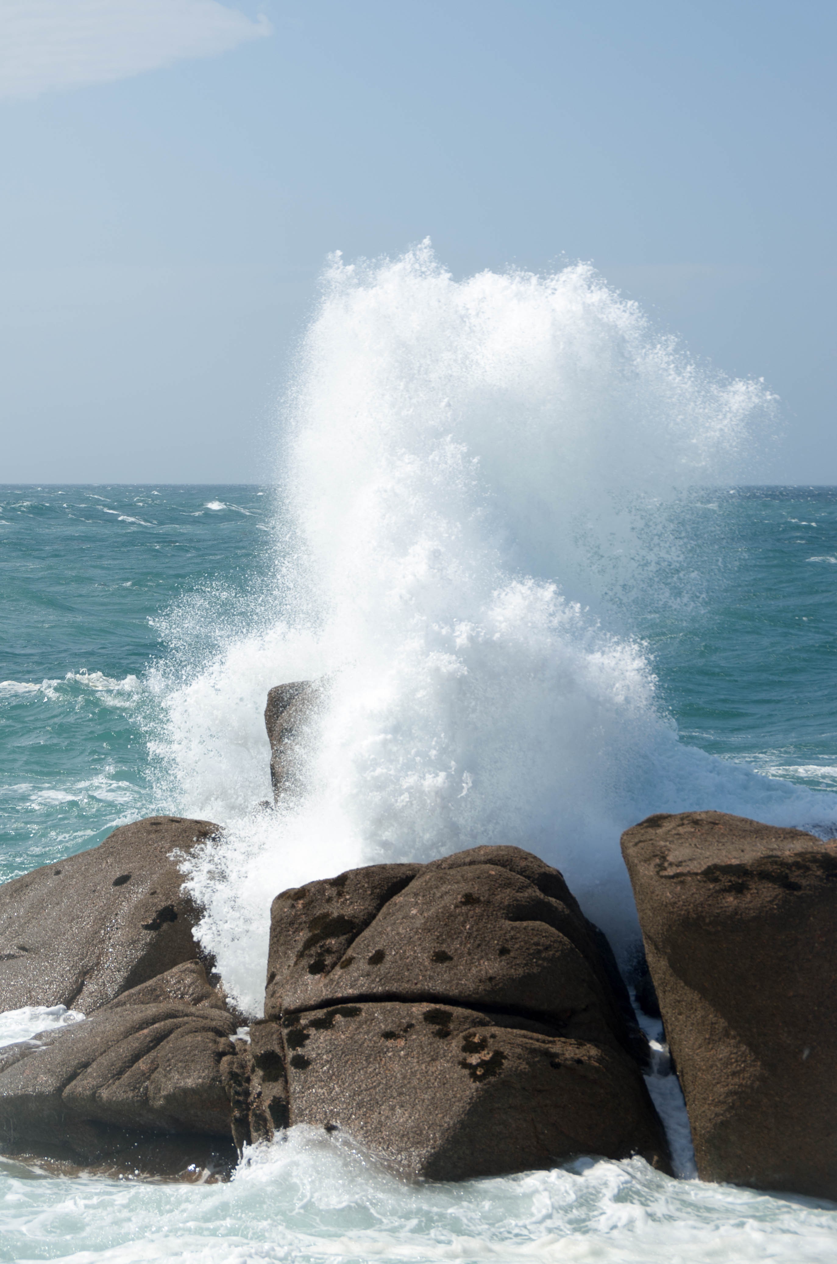 vague sur des rochers